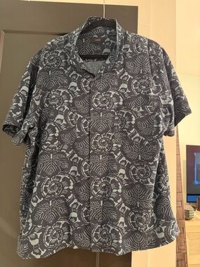 Vince Navy and Light Blue Floral Short-Sleeve Button-Up Shirt